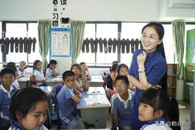 胡红梅事件最新:3月10日，贵州一教师连续强行闯关被降低岗位等级，你怎么看？