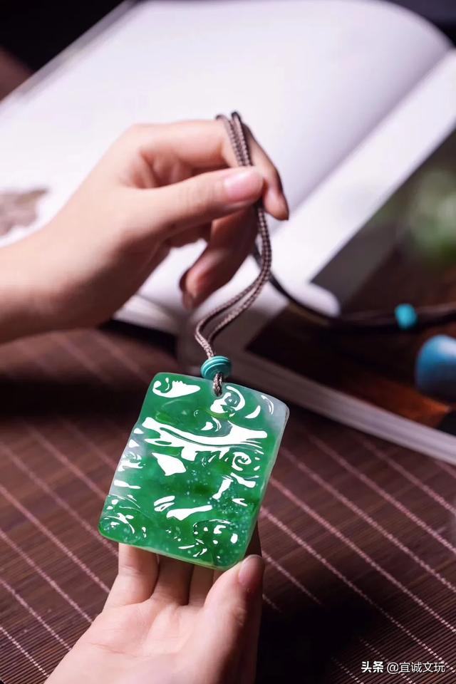 如何判断翡翠的价格,翡翠的价值怎么判定呢？喜爱占的比重大吗？