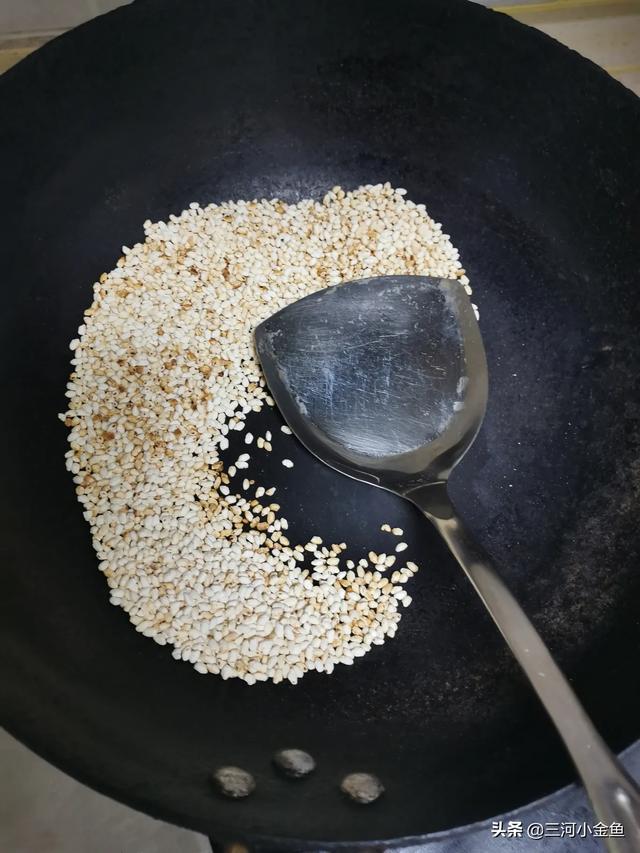 煮米饭添油加醋会更香吗，大米煮熟后有特殊的香味，是加入什么了吗