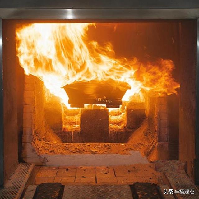 目睹殡仪馆之灵异事件2:火葬场在火化尸体的时候为什么不让家属靠近？