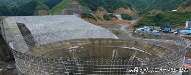神秘洞穴阴森灵异事件:葡萄牙湖面上神秘的“地球破洞”是怎么回事？水流向了哪里？