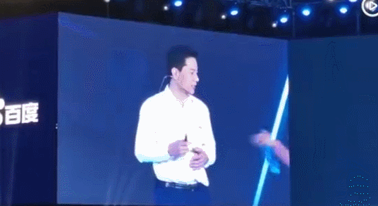 李彦宏脾气真好,如果你被人当面泼水,你能做到这么淡定吗？
