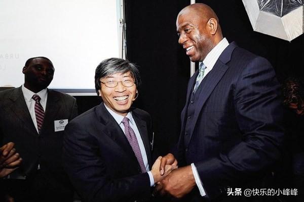 小峰峰图片:13年，买下约翰逊4.5%湖人股份的华裔富商是谁？有啥来历？