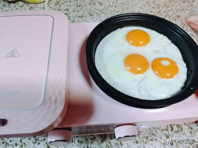 一半儿可以煎鸡蛋的另一半可以压面包的，叫什