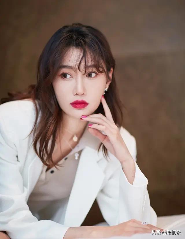 李斯羽身高:主持一半被换，上热搜却被骂毒妇，李斯羽和病重男友到底怎么了？