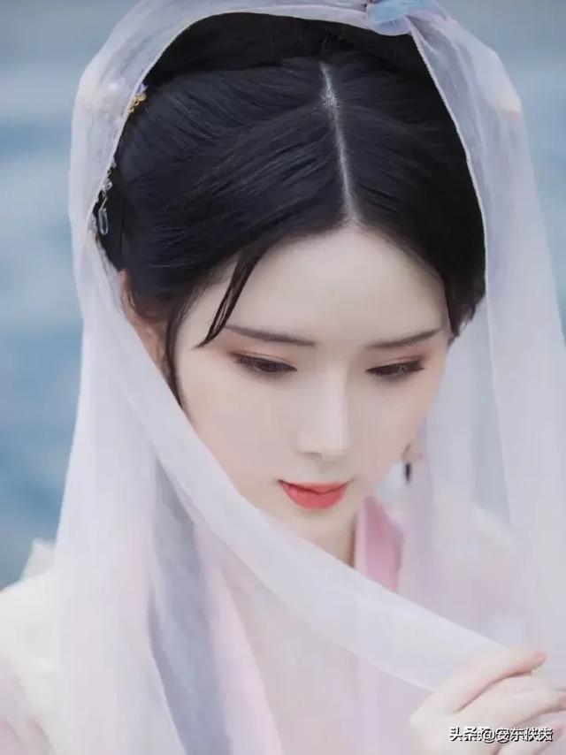 有没有形容一个女子惊艳之美与超脱凡尘的震撼的诗句或一段话？