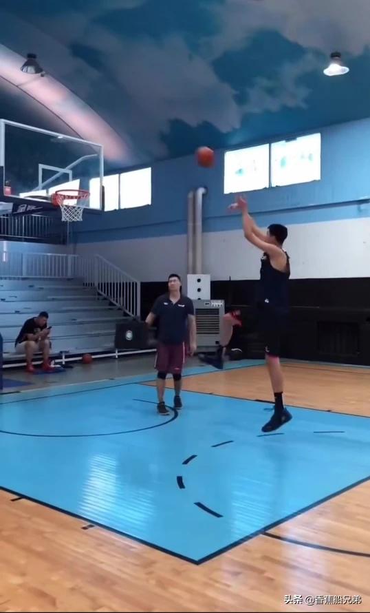 杜峰提拔了16岁小将徐昕到一队,目前身高已达2.