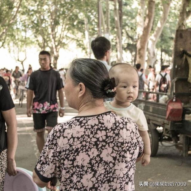 老年人的坏习惯该不该容忍，在农村带小孩和公婆住一起，你无法忍受老人的习惯有哪些？