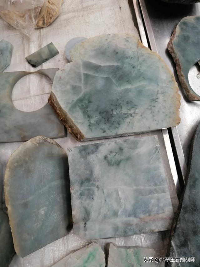 白底青翡翠什么档次镯子,20000块钱能买到什么档次的翡翠手镯？