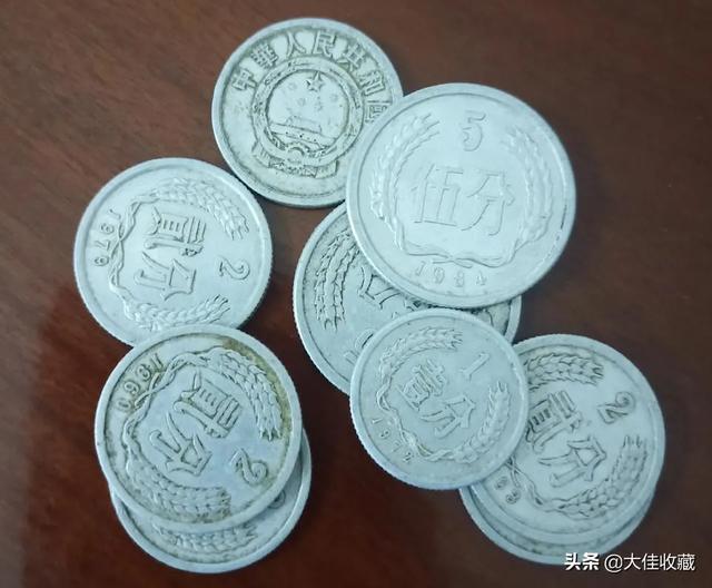 女朋友月初,没有生活费了,我发五十的红包,是不是太少了？