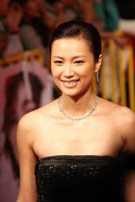 徐静蕾光头:才女徐静蕾，娱乐圈的书法家，其书法水平堪比卫夫人、管道升吗？