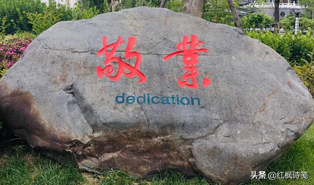 简单的快乐是什么意思:一个女的对你说因你而快乐是什么意思？(女说我希望你开心快乐)