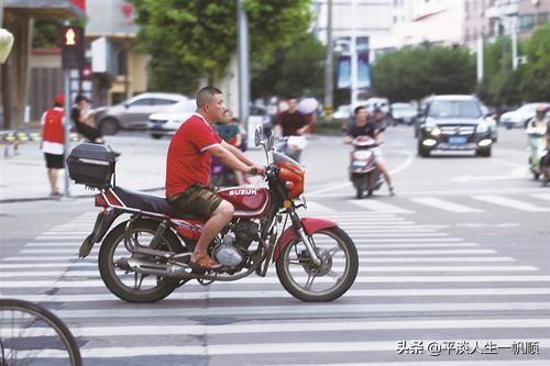 男子抱狗坐公交下跪:深圳男子因2000罚款下跪，交警回应非法营运，如何看待？