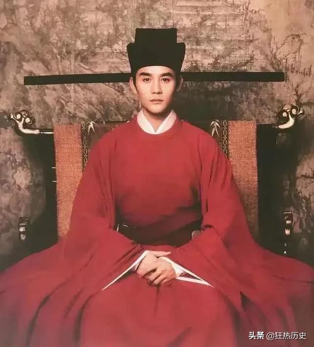 皇帝威武雄壮的照片:龙袍是帝王的象征，为什么到了宋朝皇帝突然都不穿龙纹了？