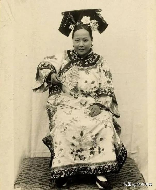 袁立三婚合影照:清朝的妃子都是千挑万选出来的，为何留下的照片，个个都很丑？