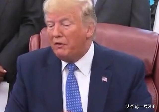 紧急召回！飞机即将起飞的时候,美国副总统彭斯被紧急召回,美国要开打了吗？