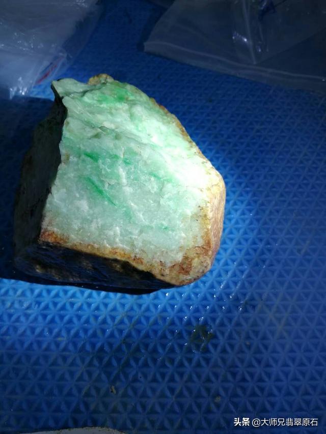 翡翠手镯发黄了怎么恢复,翡翠手镯绿色上面出现了黄色怎么回事啊？