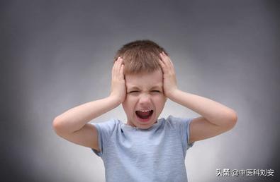 小孩体臭的原因是什么:孩子体臭是怎么回事 儿童口臭是什么原因引起的？