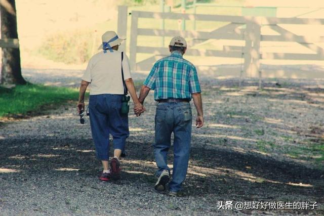 阿丽米罕色依提:现在很多老年人热衷于室外走路，早中晚各走一趟，这样能长寿吗？