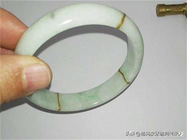 玉手镯上有点瑕疵怎么去掉,玉镯上有白印子怎么处理？