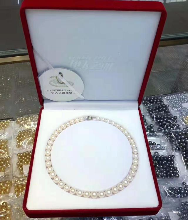 香港拍卖会上的顶级翡翠手镯,世界上最昂贵的手饰有哪些？