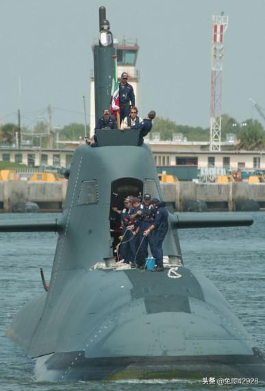 蛟龙号潜航员，海军潜艇兵与潜水兵（重装）的体格标准比，谁更高