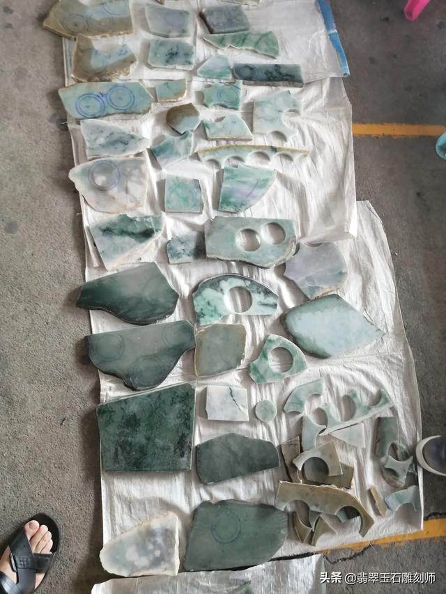 精品玉镯价格及图片大全,想买个玉镯，预算1W左右，推荐啥品牌呢？