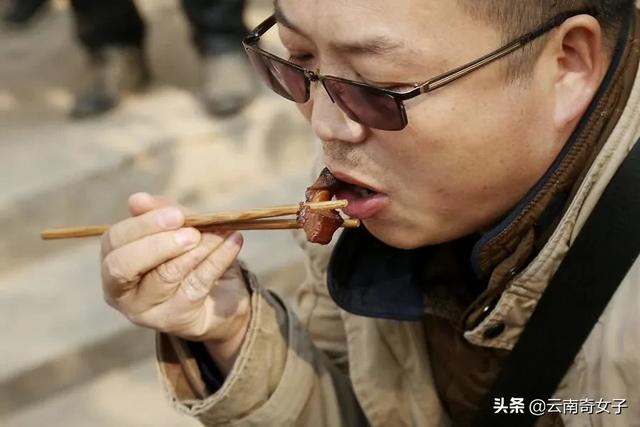 小时候穷吃不起肉,终于有机会,姐仨一顿吃了一个猪头,你信吗？
