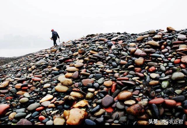 玉石是怎样自然形成的,戈壁滩上的玉石表面的黑皮怎样形成的？