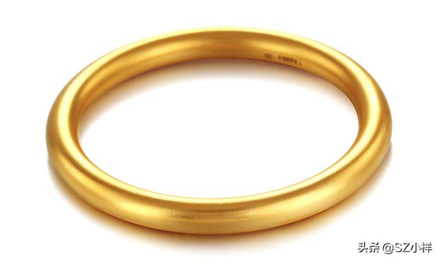 今年流行的金镯子图片,五十岁女人买金手镯什么图案最好？