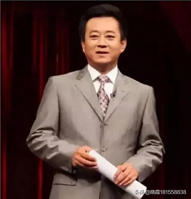 朱军的妻子:朱军在老婆大风中起舞似少女太撩人，朱军赋闲在家老婆不介意吗？