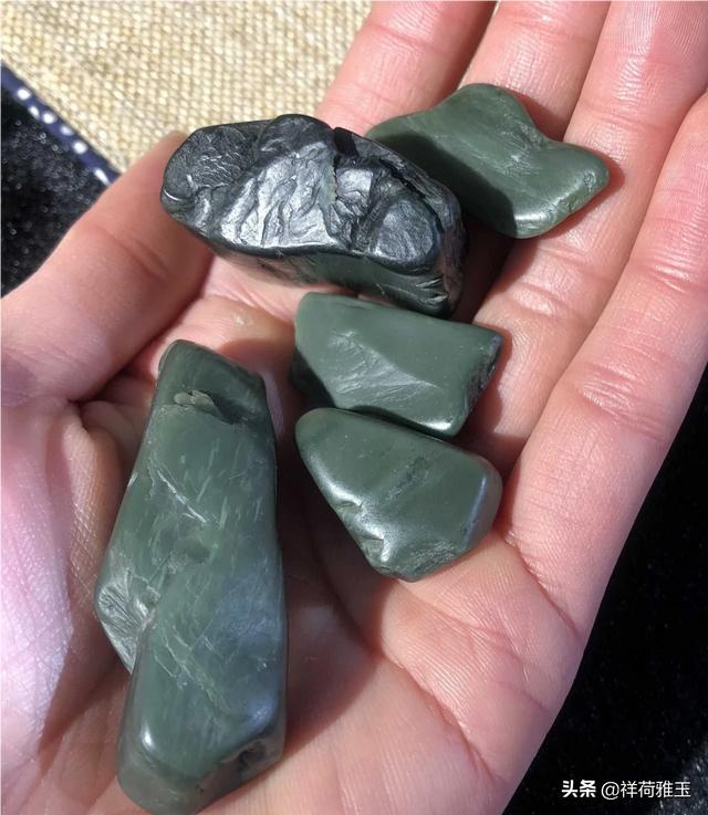 和田玉表面密密麻麻的小坑,和田玉不是籽料，但有皮色，是假的吗？