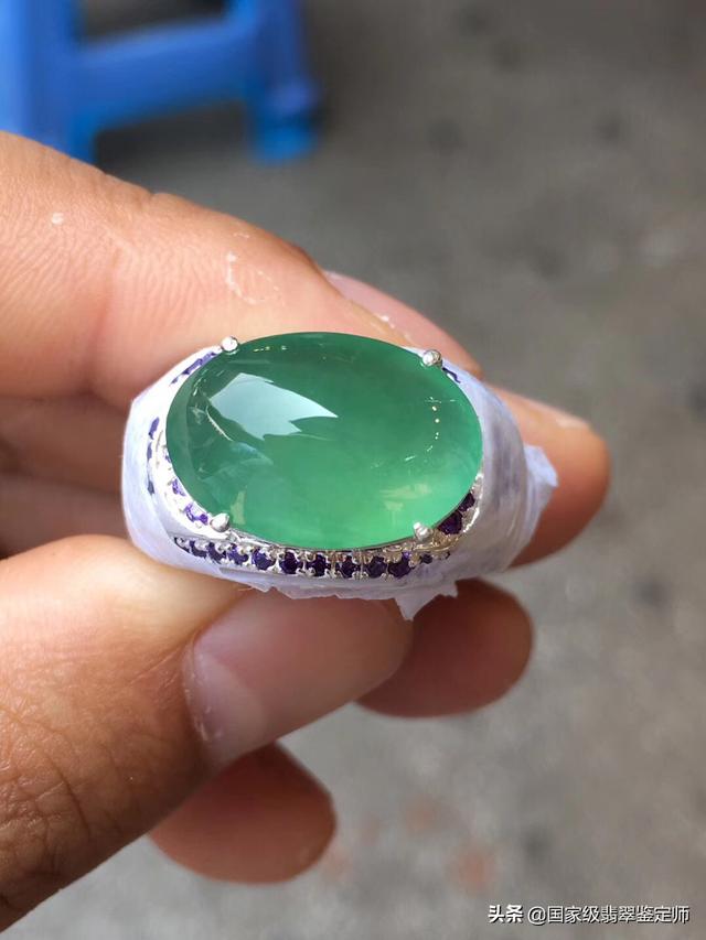 飘黄翡的翡翠是什么料,顶级缅甸玉石晴水料是什么样子的？