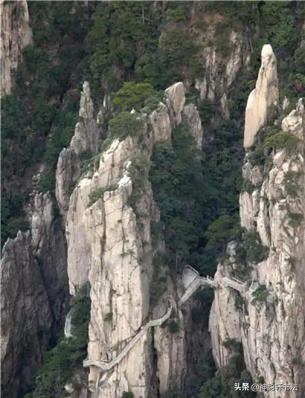 八字的结构被打乱有什么特征,孩子走路内八字，有什么危害？