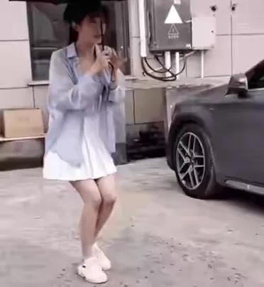 张含韵袁野:张含韵被偷拍裙底，卑微乞求不要蹲着拍，代拍们还有底线吗？