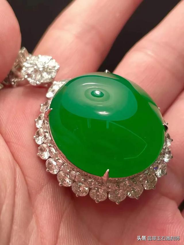 真玉镯断了是什么样的,这个玉镯是断裂纹还是絮？是真的吗？