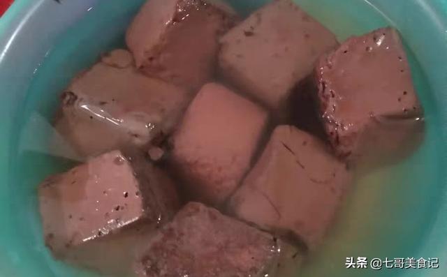 现在菜市场卖的猪血是什么做的?为何那么嫩-生活百科