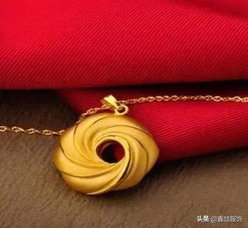 适合女人的黄金吊坠,买吊坠是买玉的好还是黄金的好？