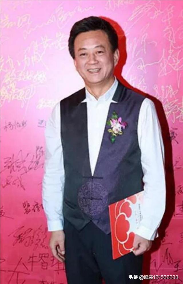 朱军的妻子:朱军在老婆大风中起舞似少女太撩人，朱军赋闲在家老婆不介意吗？
