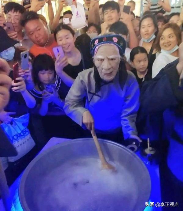 郑州金街“孟婆汤”火了,万人排队抢着喝,为何大家都爱跟风？