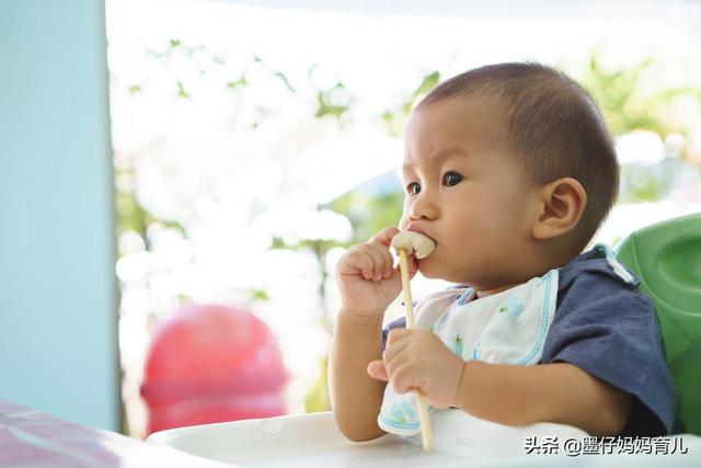 六个月的奶水不足的原因:六个月奶水不足的表现有哪些 六个月婴儿除了母乳其他一律不吃怎么办？