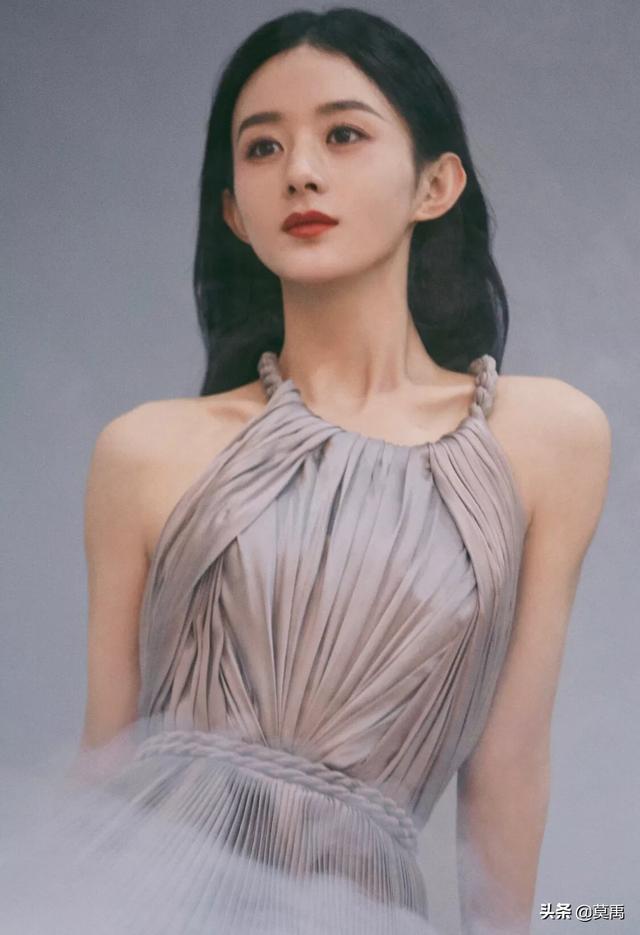 杨幂胸部:杨幂、赵丽颖都是圈内有名的“小腰精”，你更想拥有谁的腰