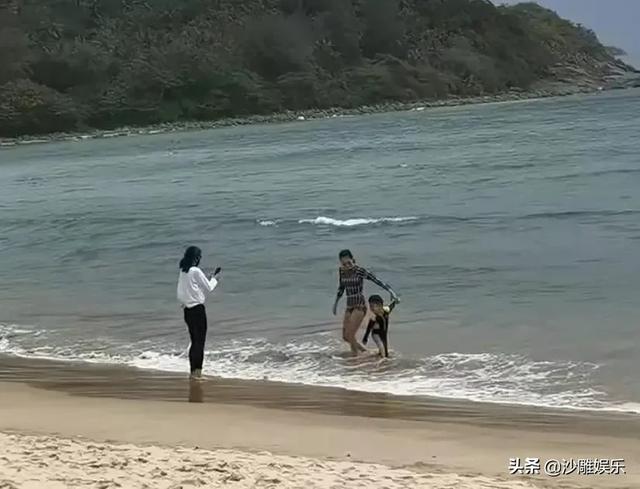 章子怡照片:穿三角泳装被偷拍，比15岁继女还瘦，42岁章子怡美不美？