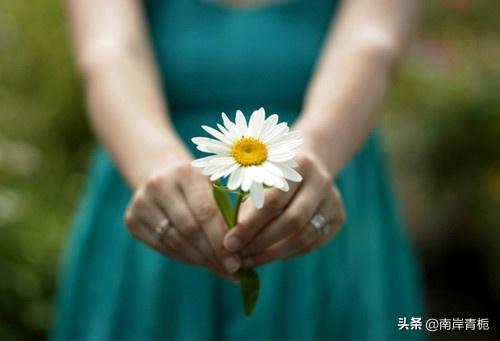 女生独特个性微信名:微信个性签名女生简单气质？(微信个性签名女生简短)