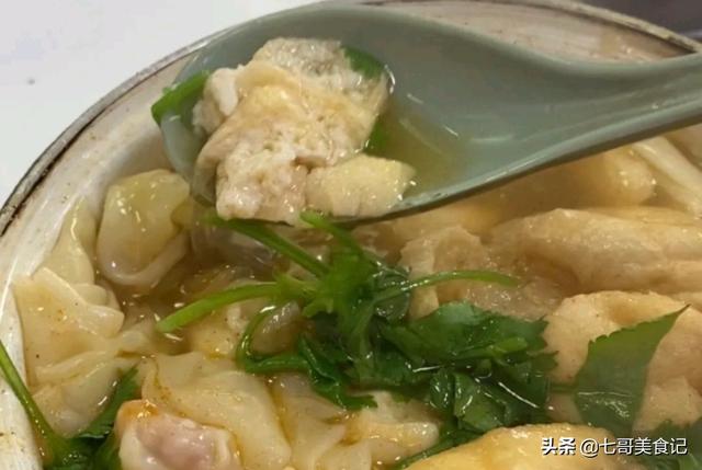 刚开了一个小餐饮,做冷锅串串的,在一个小吃街,开业3天了,没有顾客,该怎么整？