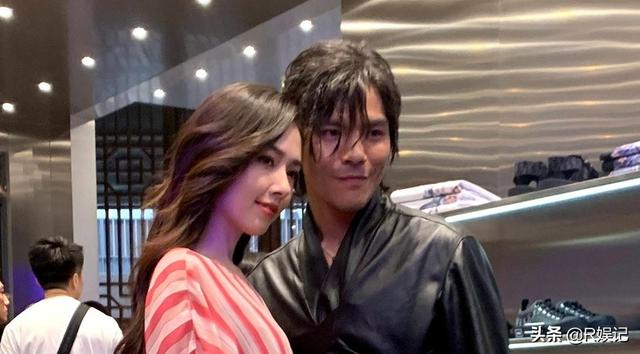 郭碧婷爸爸招待向佐:向佐郭碧婷官宣婚讯却@婚纱拍摄广告商，你怎么看？