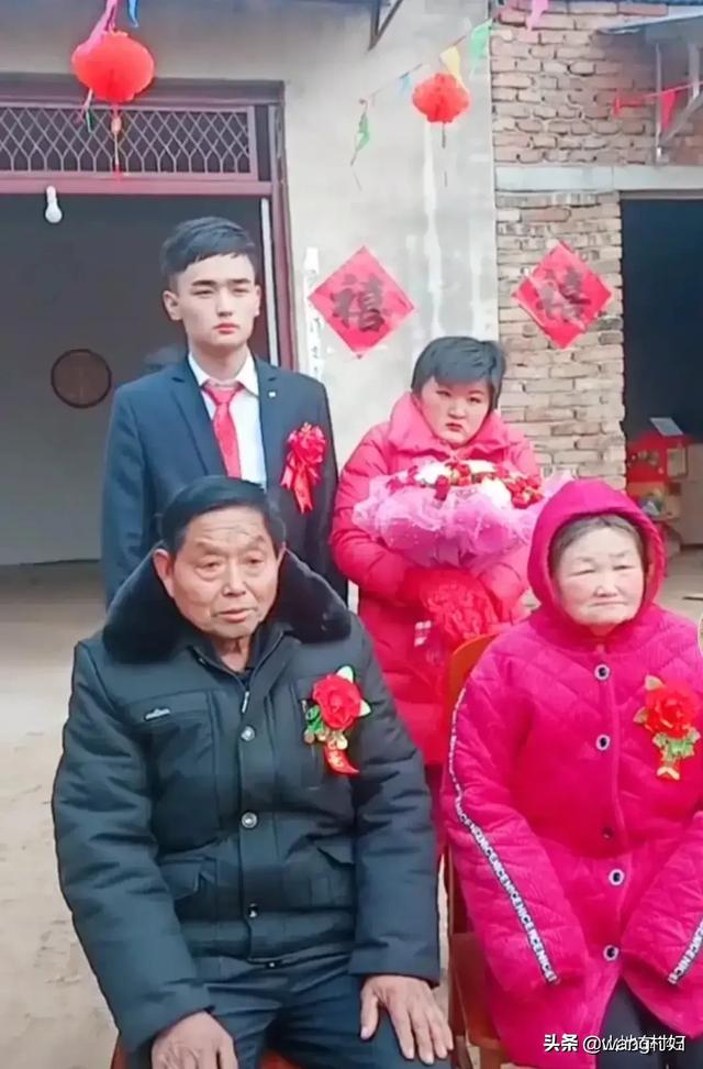 驻马店离异征婚群:河南老汉娶20岁智障女，可同居却不能领证，如此婚姻岂有保障？