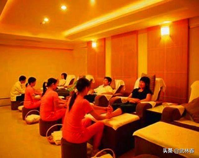 草地哥钟蒙修:几十块钱就能去洗浴中心过夜，为什么还要花一两百去住宾馆