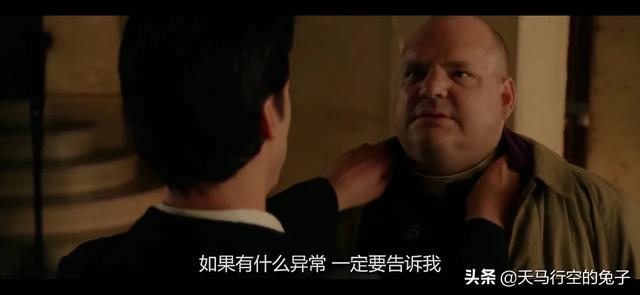 《地狱神探》电影版影片开头为啥康斯坦丁把胖神父戴脖子上的护身拿掉？:康斯坦丁是什么神 第2张