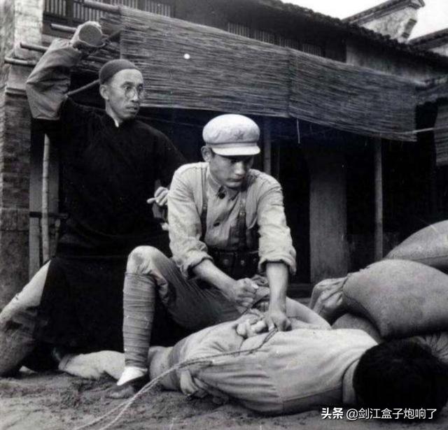 小时候看电影,无意间看到某个恐怖镜头,至今记忆尤深的有哪些？